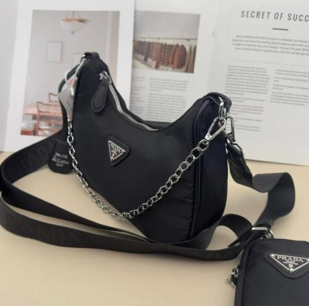 PRADA ブラック ショルダーバッグ チェーン付き PRADA ブラック ショルダーバッグ チェーン付き