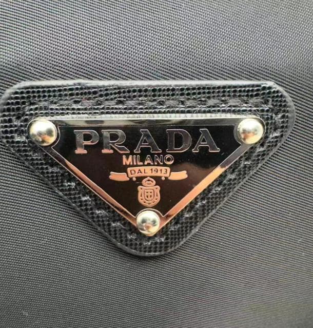 PRADA ブラック ショルダーバッグ チェーン付き PRADA ブラック ショルダーバッグ チェーン付き