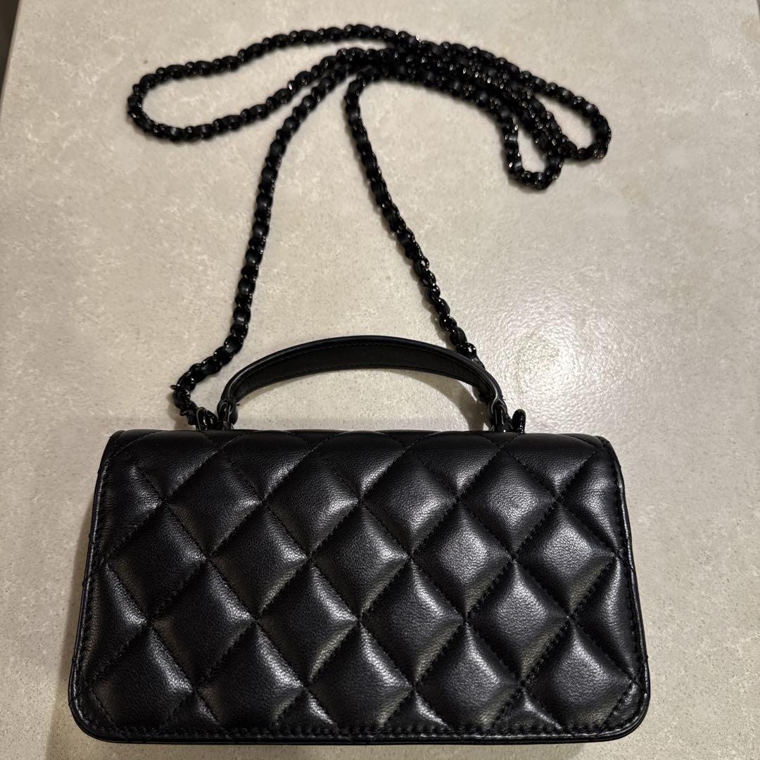 【23/24AW☆可愛いハンドル】 CHANEL フラップ フォン ケース 希少⭐︎CHANELトップハンドル付フラップフォンケースソー