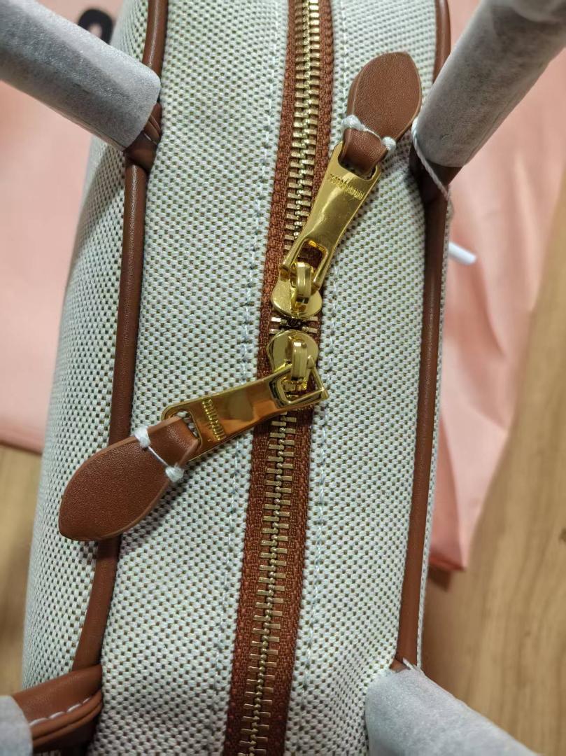 MIUMIUラージサイズのホワイトキャンバスバッグ27cm