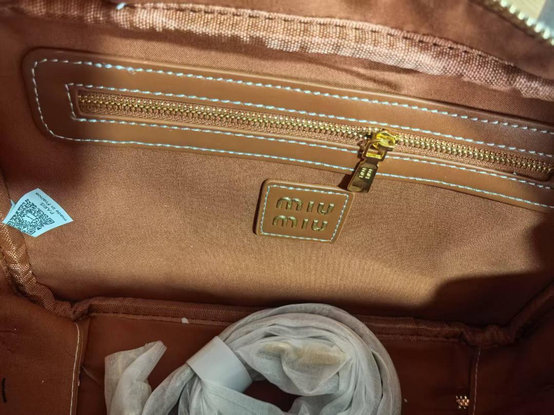 MIUMIUラージサイズのホワイトキャンバスバッグ27cm