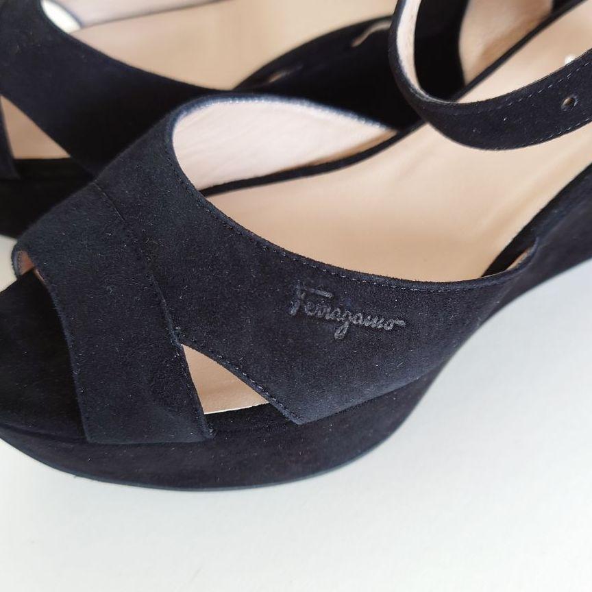 Ferragamoヌバックサンダル