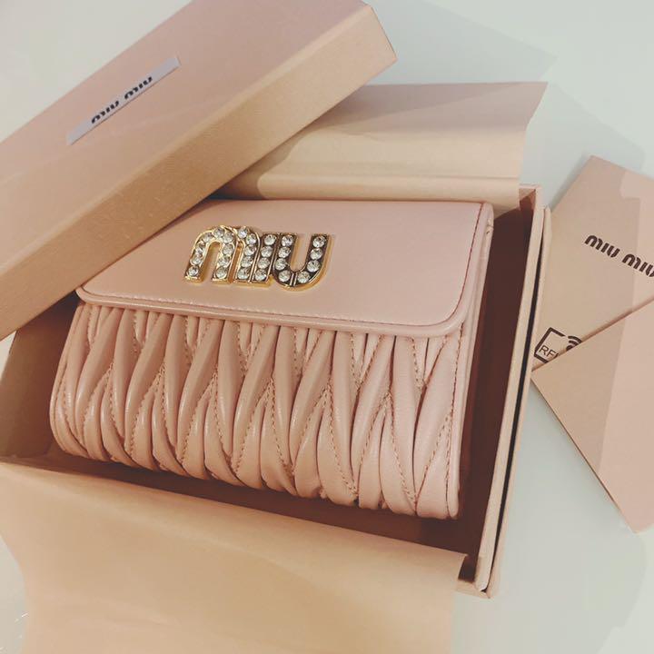 新品未使用箱付き　miumiuマテラッセクリスタル折り財布