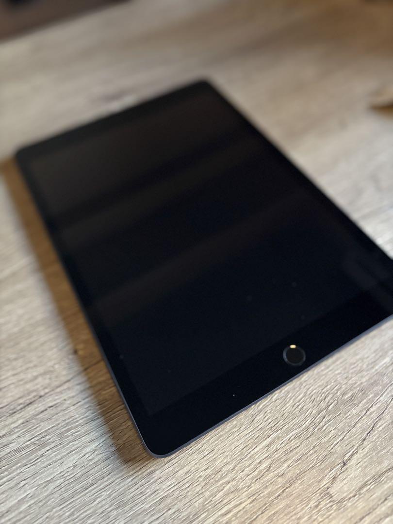 Apple iPad ブラック　第七世代　32GB