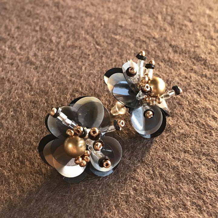 ハンドメイドピアス スパンコールのフラワーピアス*ブラック&ゴールド系パール - メルカリ ハンドメイドピアス スパンコールのフラワーピアス*ブラック&ゴールド系パール - メルカリ