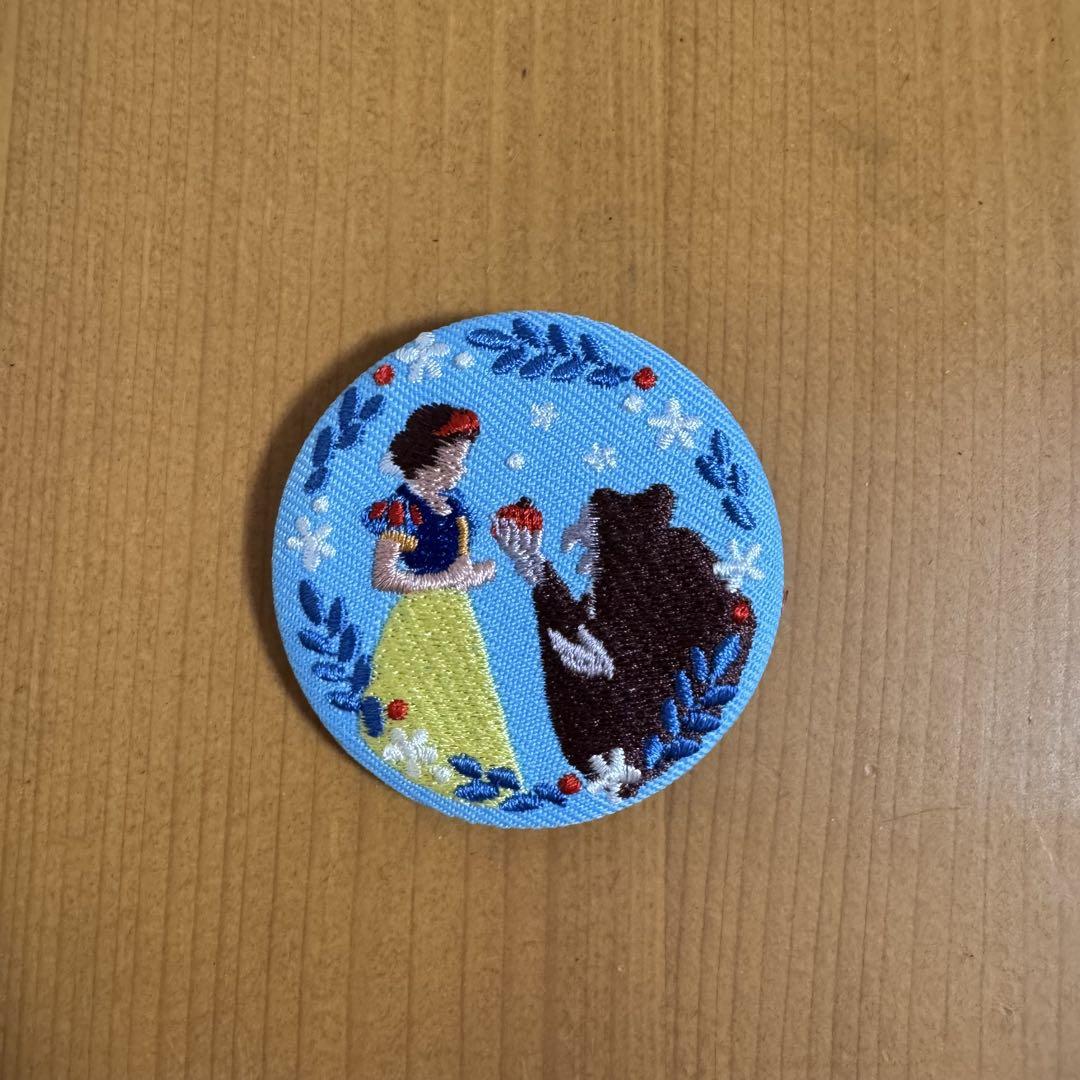 売り切れ続出！？「ディズニー刺繍缶バッジ」開封してみた！ | MORE
