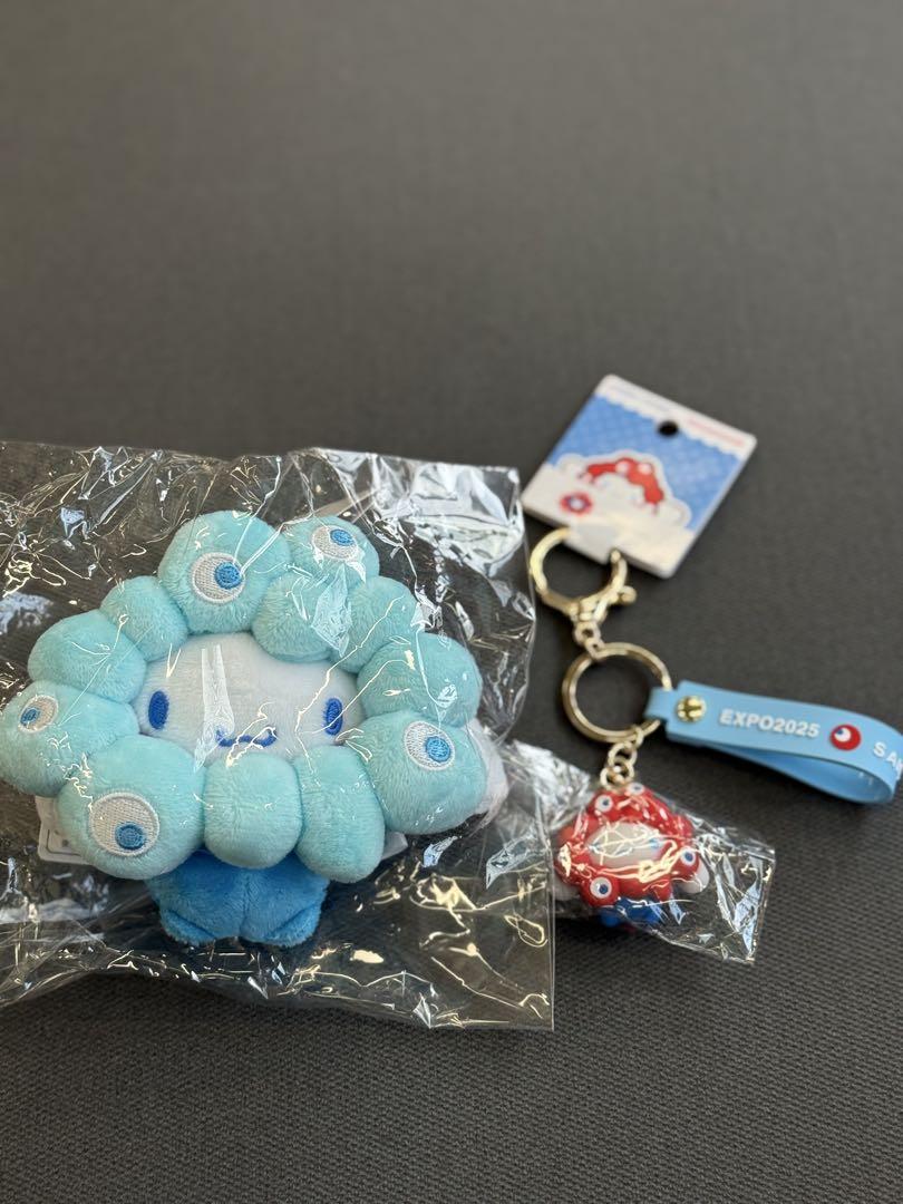 【新品未使用】ミャクミャク×シナモン 立体キーホルダー＆ぬいぐるみ カラビナ付き サンリオミャクミャクなりきり立体マスコット クリアカラー