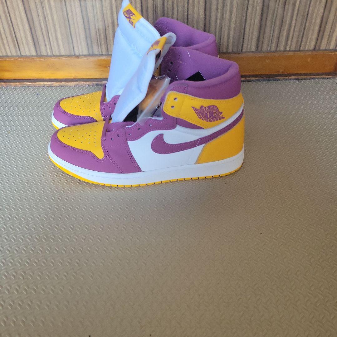 お得なセール情報 Jordan Air Nike 1 紫/黄色 スニーカー ハイカット シューズ(男性用)