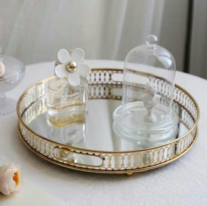 金属フレームを透かして鏡面収納トレイn