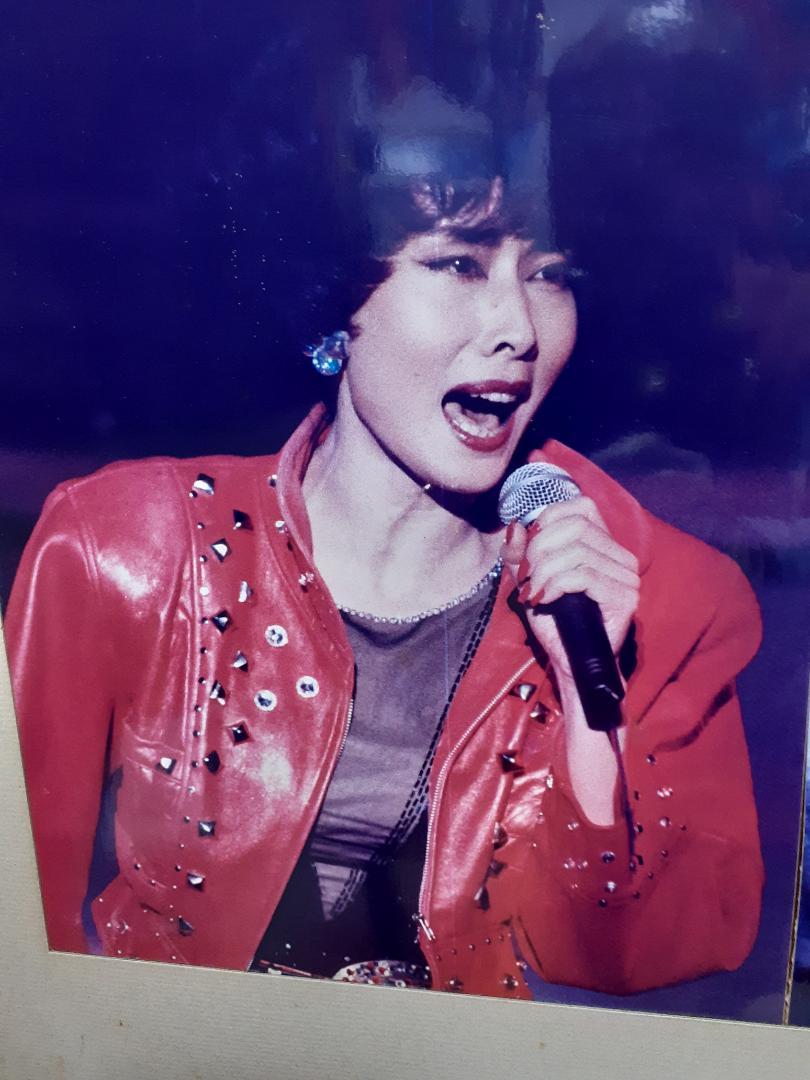 【限定特価】 小柳ルミ子さん生写真パネル サイン入り ミュージシャン