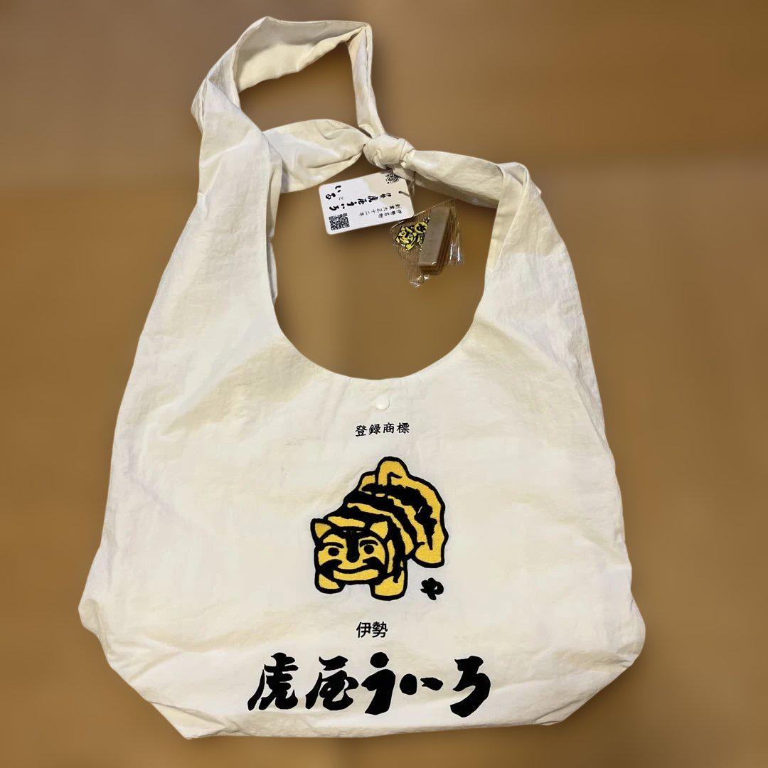 イアハピオネ虎屋ういろうバック　ういろうチャーム付き　数回使用の美品です イアハピオネ虎屋ういろうバック ういろうチャーム付き 数回使用