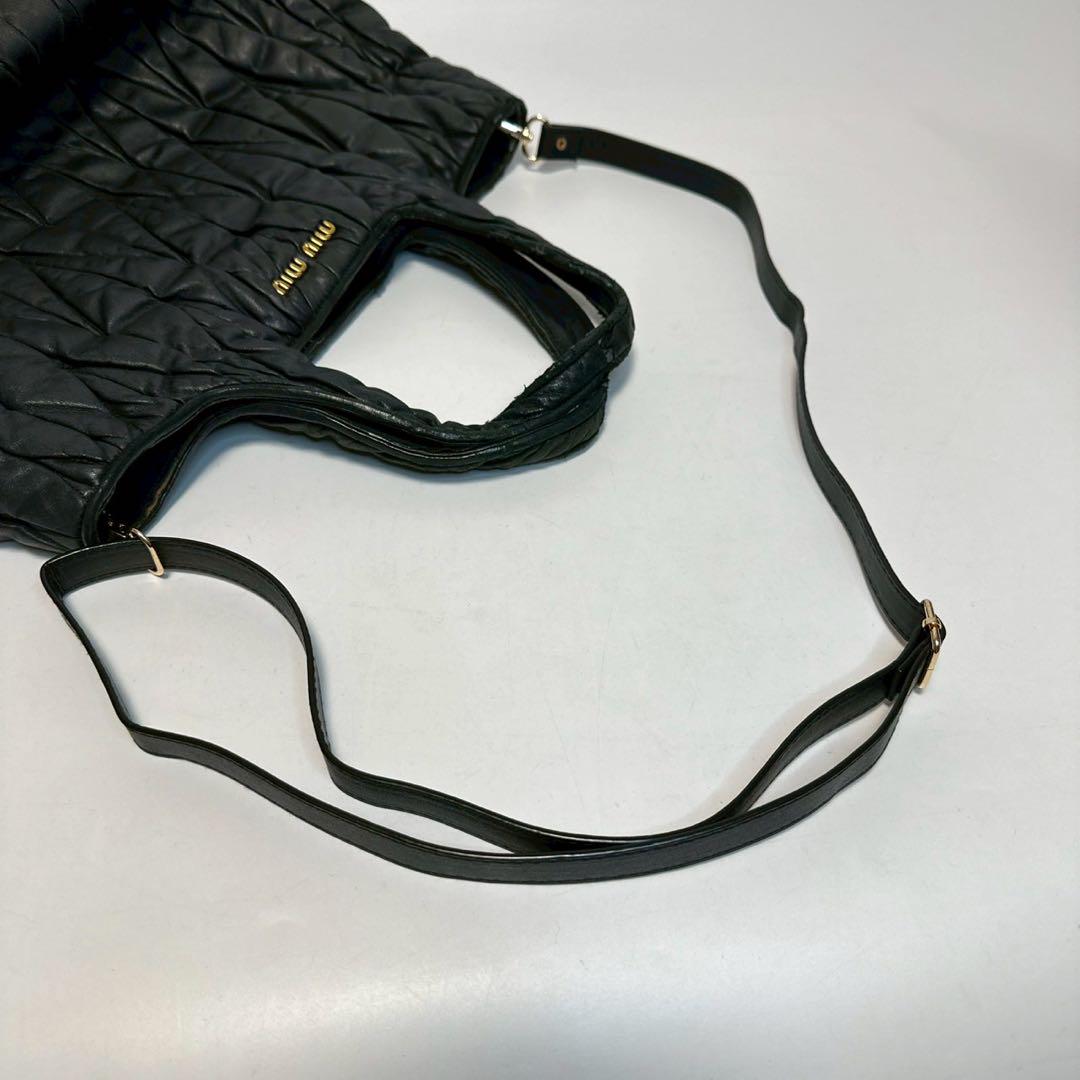 p46 ミュウミュウ　マテラッセ　ブラック　レザー　ロゴ金具　2way ハンド