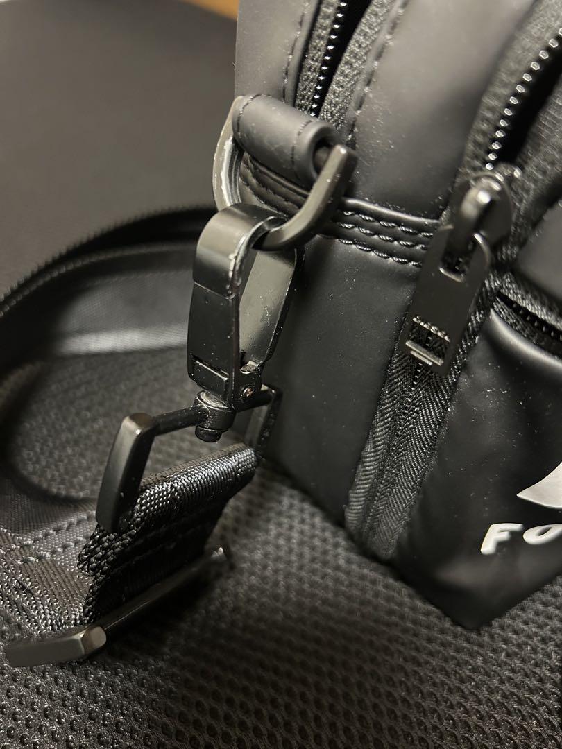 DIESEL ロゴ入り ブラックショルダーバッグ