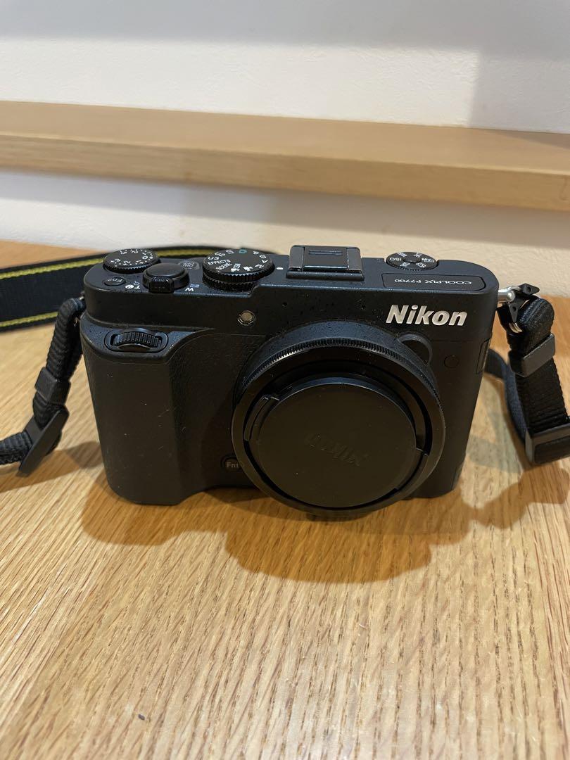 Nikon COOLPIX P7700 本体と付属品