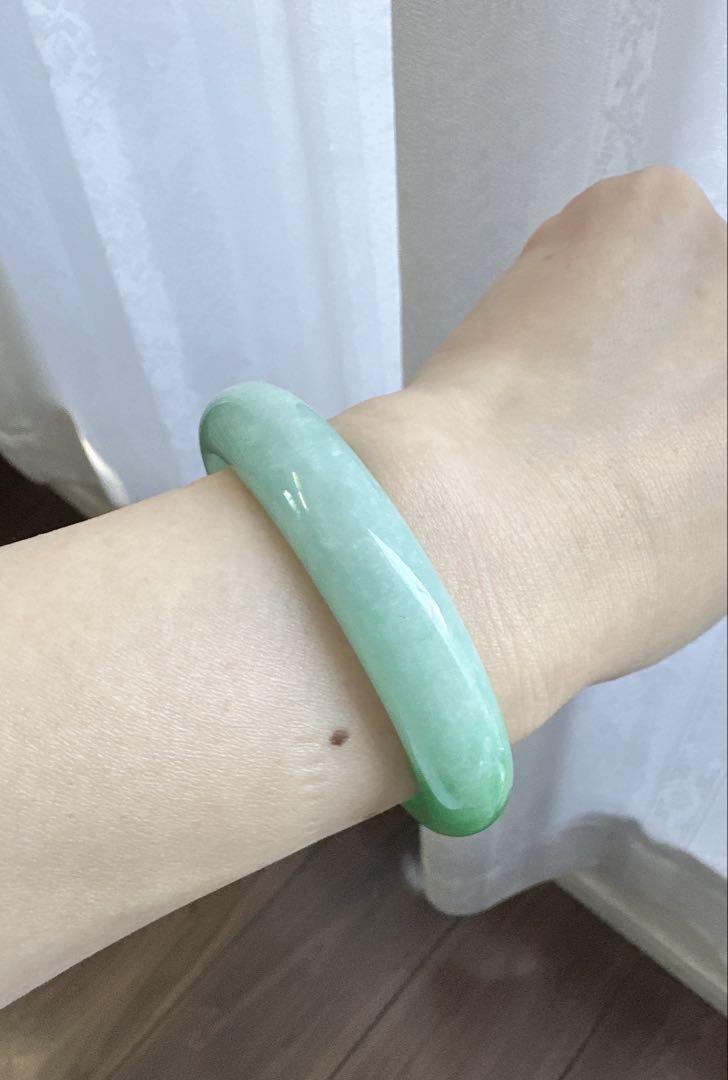 翡翠バングル グリーンのグラデーション