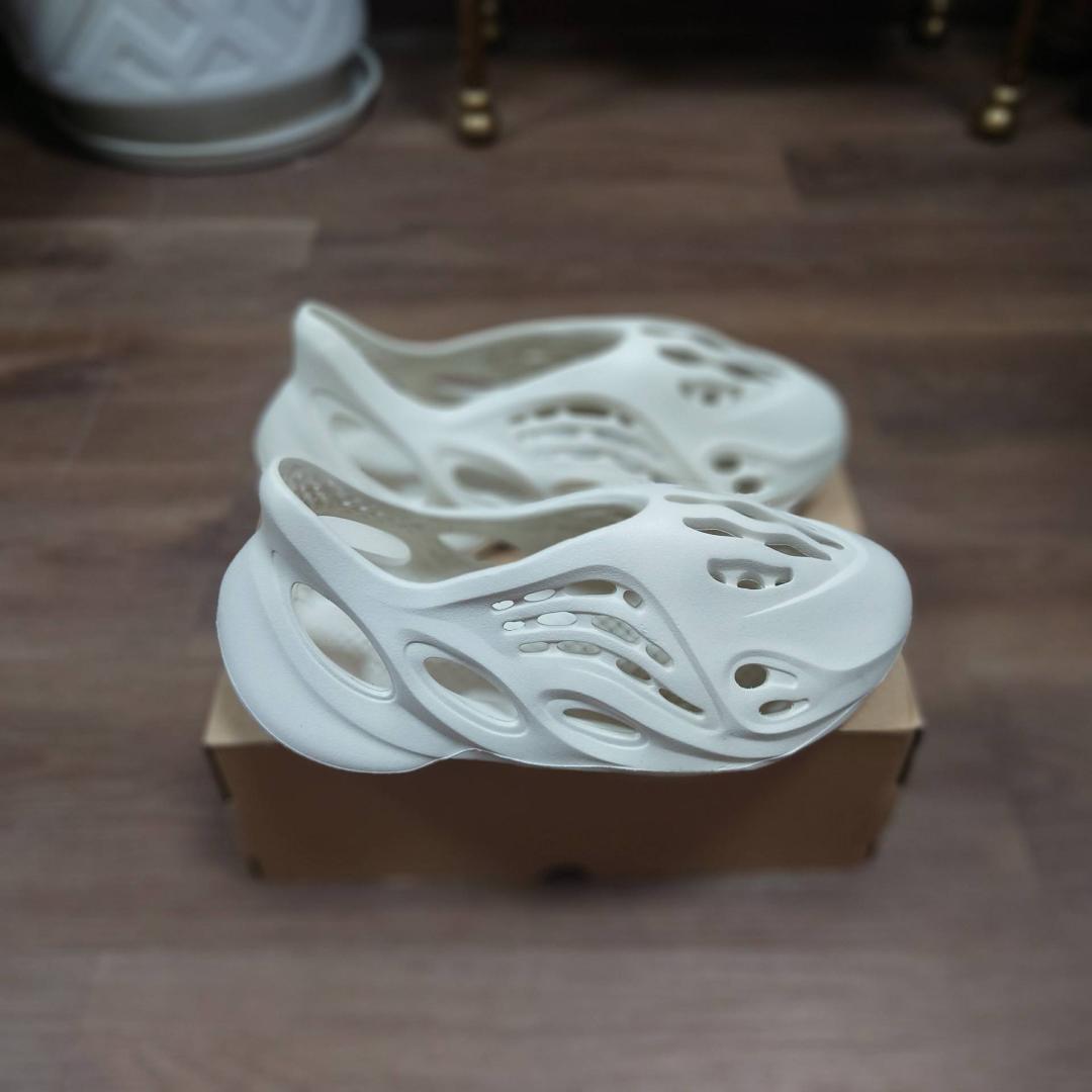 未使用ADIDAS YEEZY FOAM RUNNER SAND FY4567