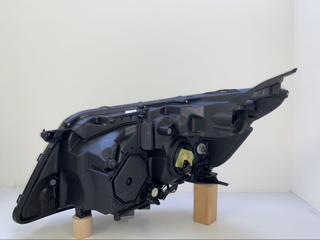 ZRR80 ヴォクシー80 右ヘッドライト 前期