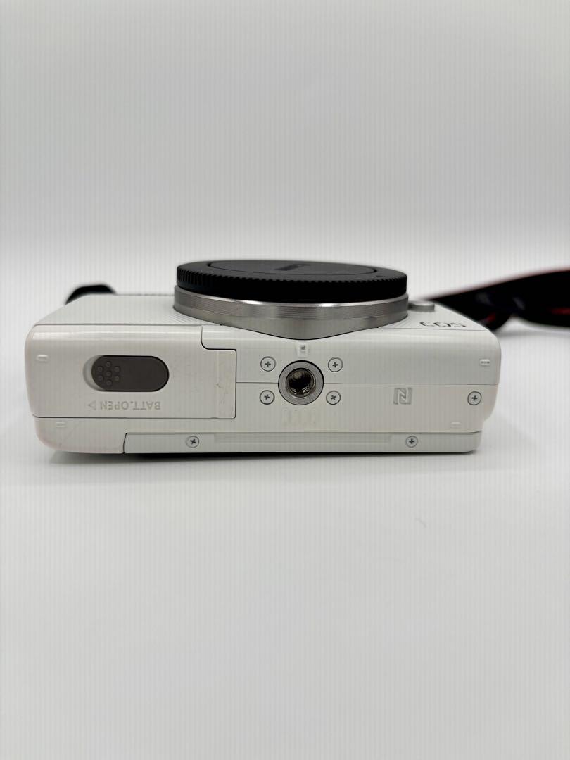Canon EOS M100 ダブルズームキット 白 wifi 自撮り - メルカリ