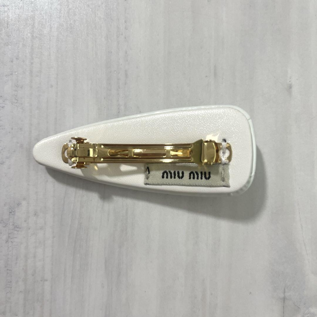 miumiu パテントレザーへアクリップホ ワイト ヘアピン