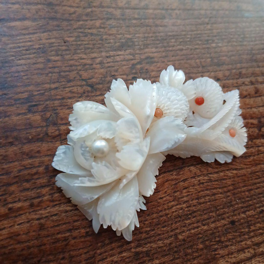 白蝶貝 帯留め 花モチーフ 彫刻 和装小物 パール レトロモダン 白蝶貝 帯留め 花モチーフ 彫刻 和装小物 パール レトロモダン