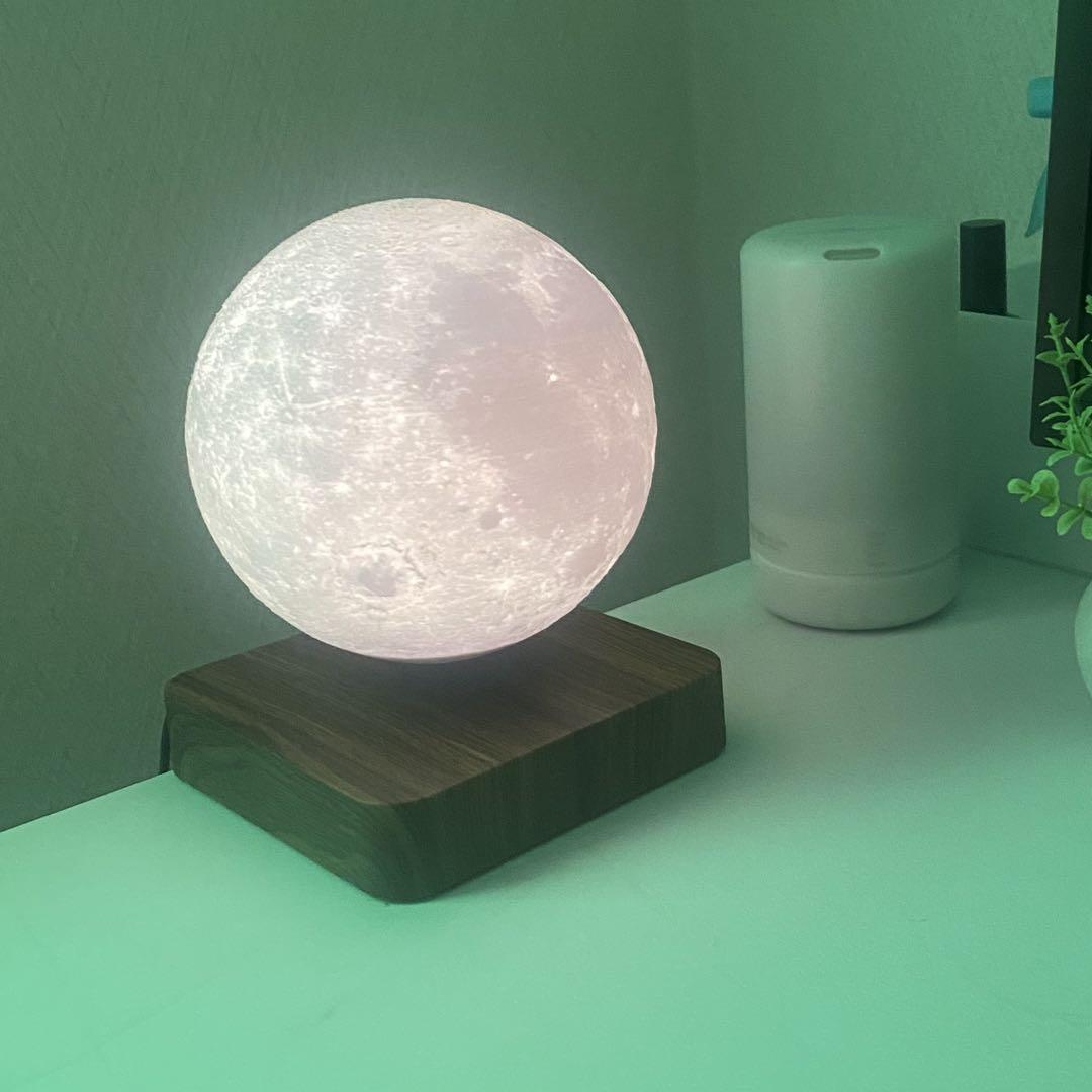 宙に浮く月形ランプ 中古品
