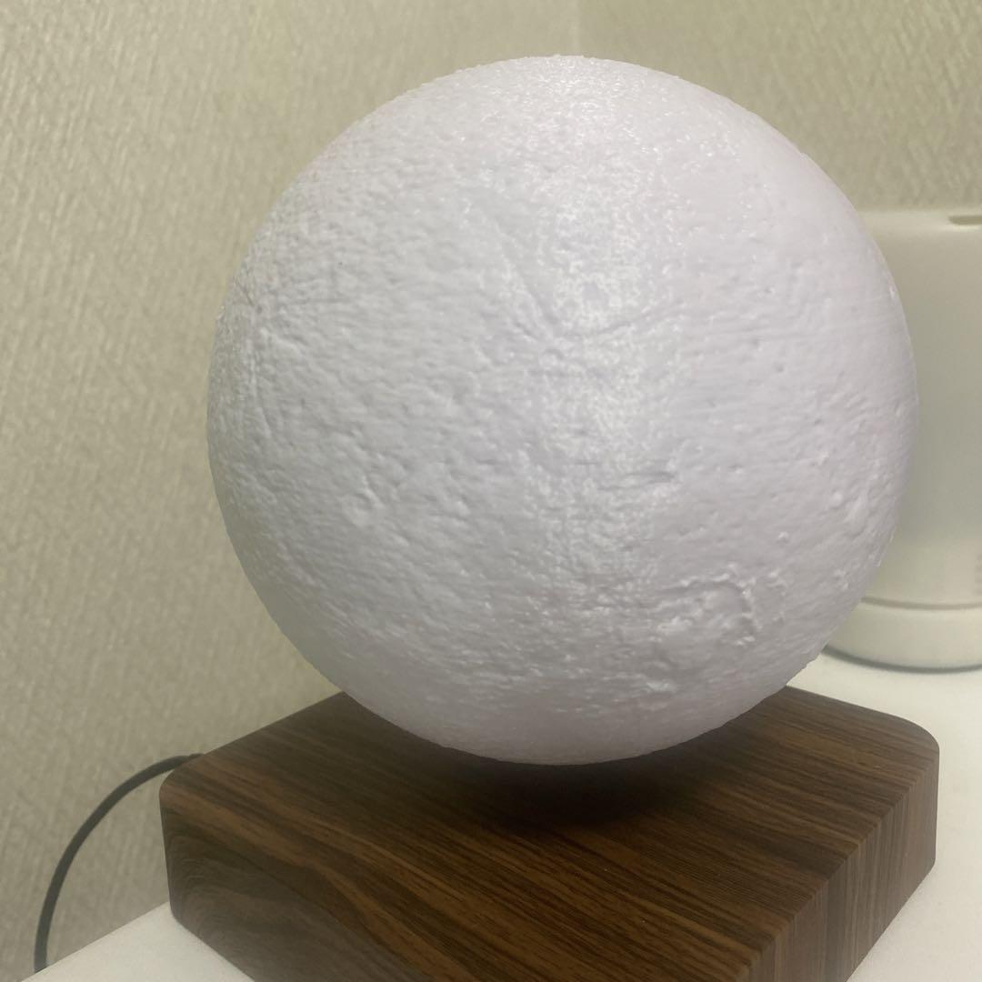 宙に浮く月形ランプ 中古品
