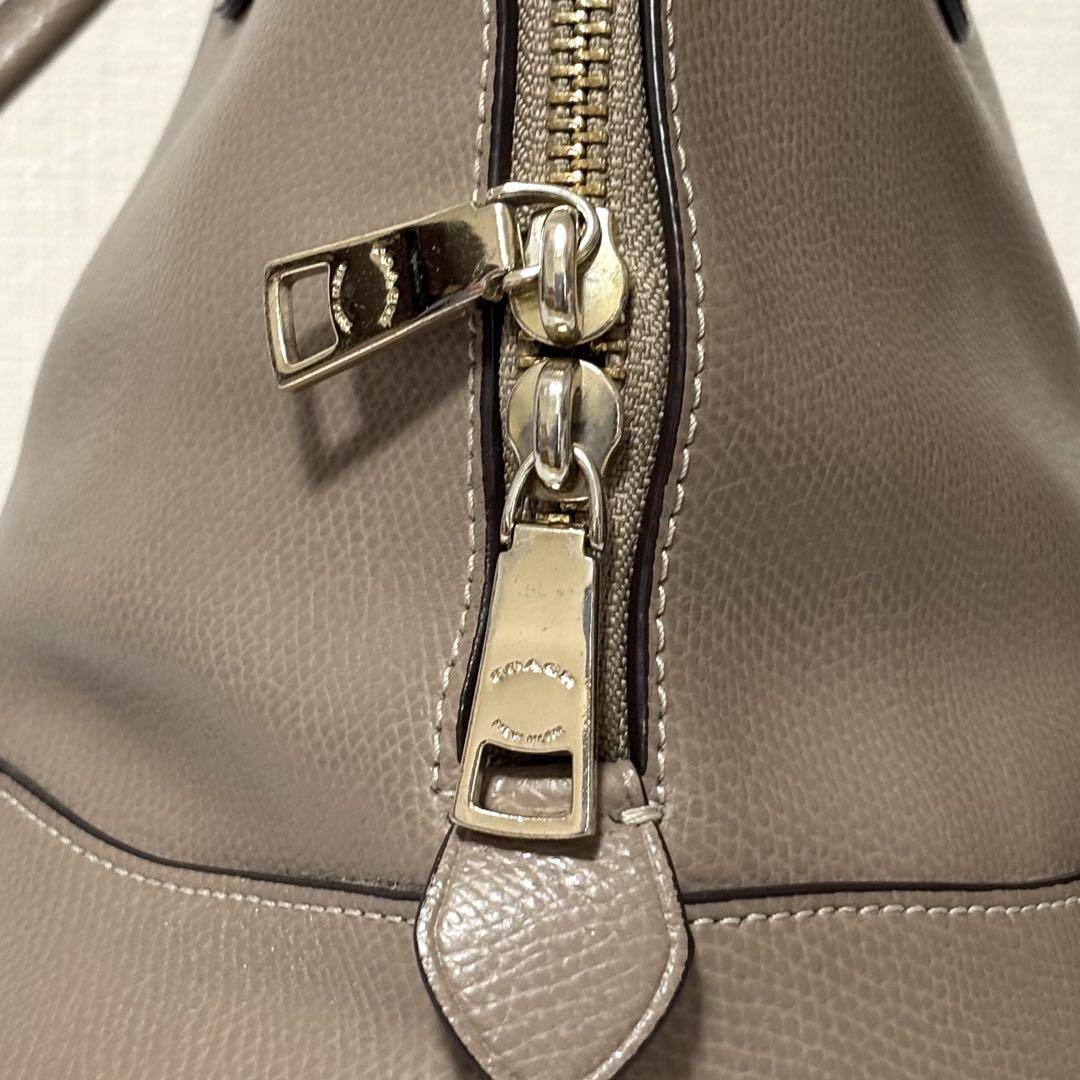 COACH コーチ レザー ハンドバッグ 外ポケット付き 上品カラー　a65 COACH コーチ レザー ハンドバッグ 外ポケット付き 上品カラー