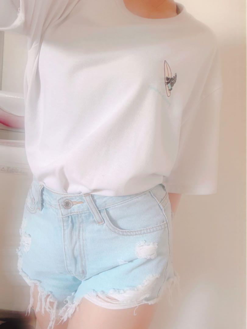 ホワイト Tシャツ、ショートパンツ