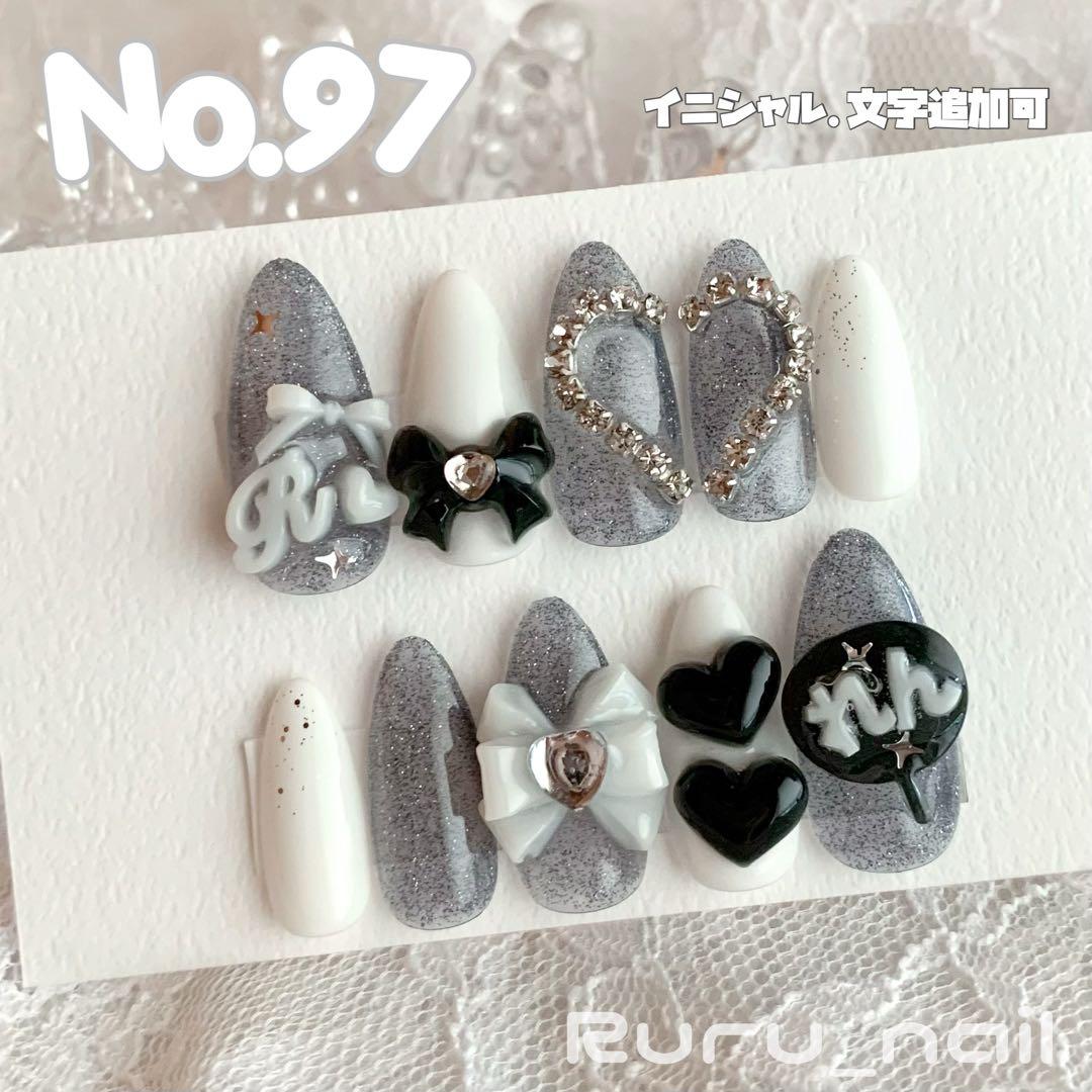 ネイルチップ‪‪❤︎‬ホワイト ブラック 量産型地雷韓国ワンホンイニシャルキラキラ 現品イニシャル付】ネイルチップ♡ブラック 黒 量産型地雷韓国ワンホン
