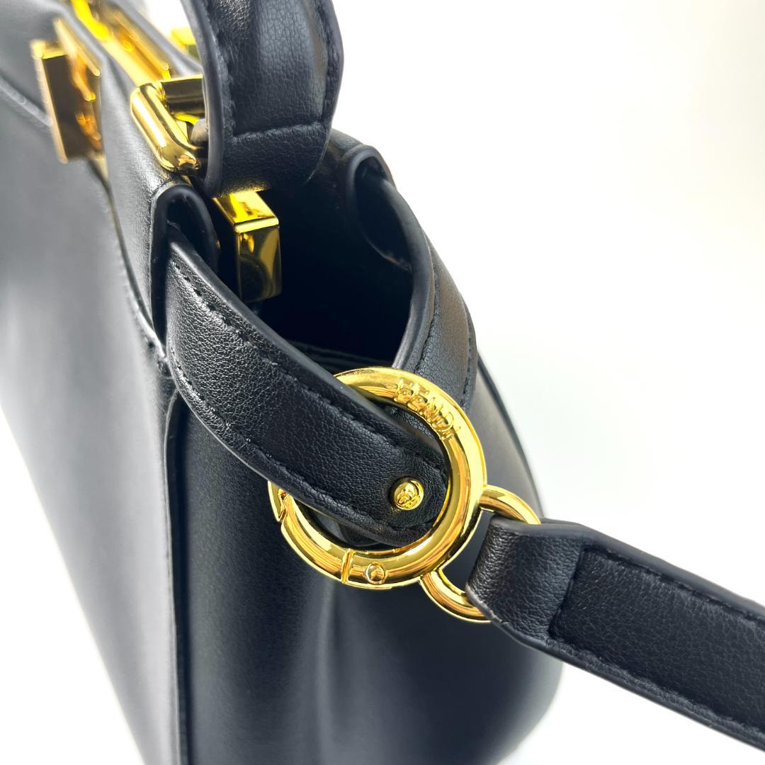 FENDI ブラック レザー ショルダーバッグ FENDI ブラック レザー ショルダーバッグ