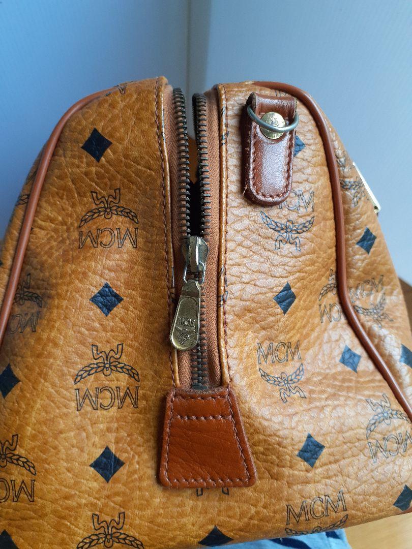 MCM ロゴプリント ブラウンレザー ボストンバッグ 中型 - メルカリ