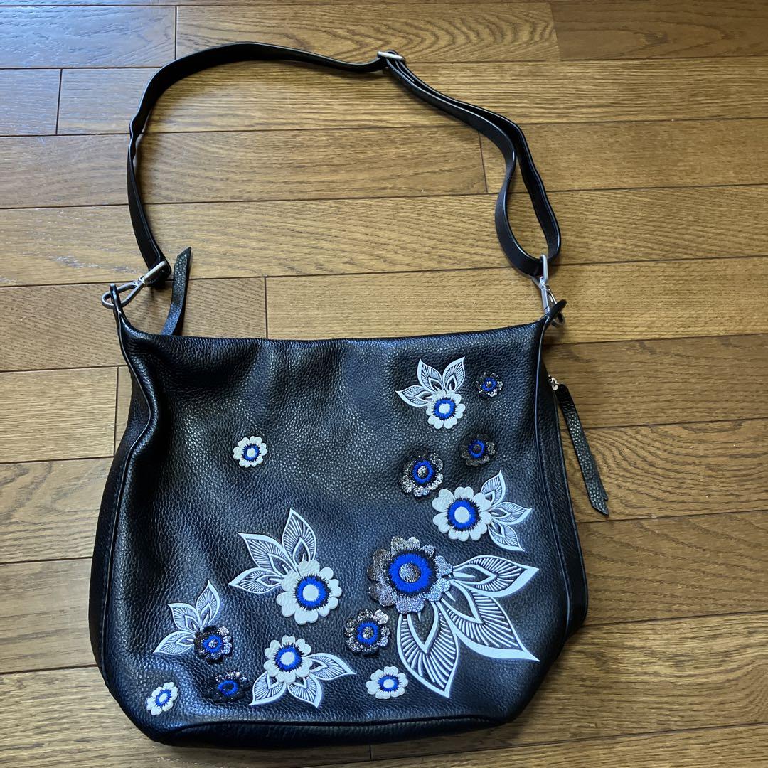 ベラブラッドリー　本皮ショルダーバッグ　黒地　花刺繍
