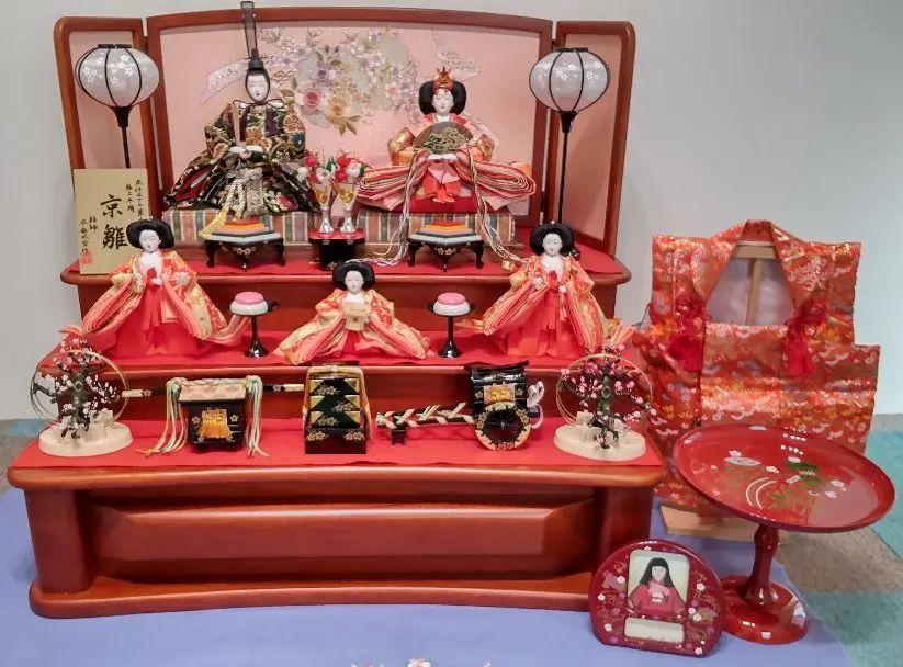 おまけ付き 3段飾り 若々しく 【美品／引取の場合送料分割引】お雛様