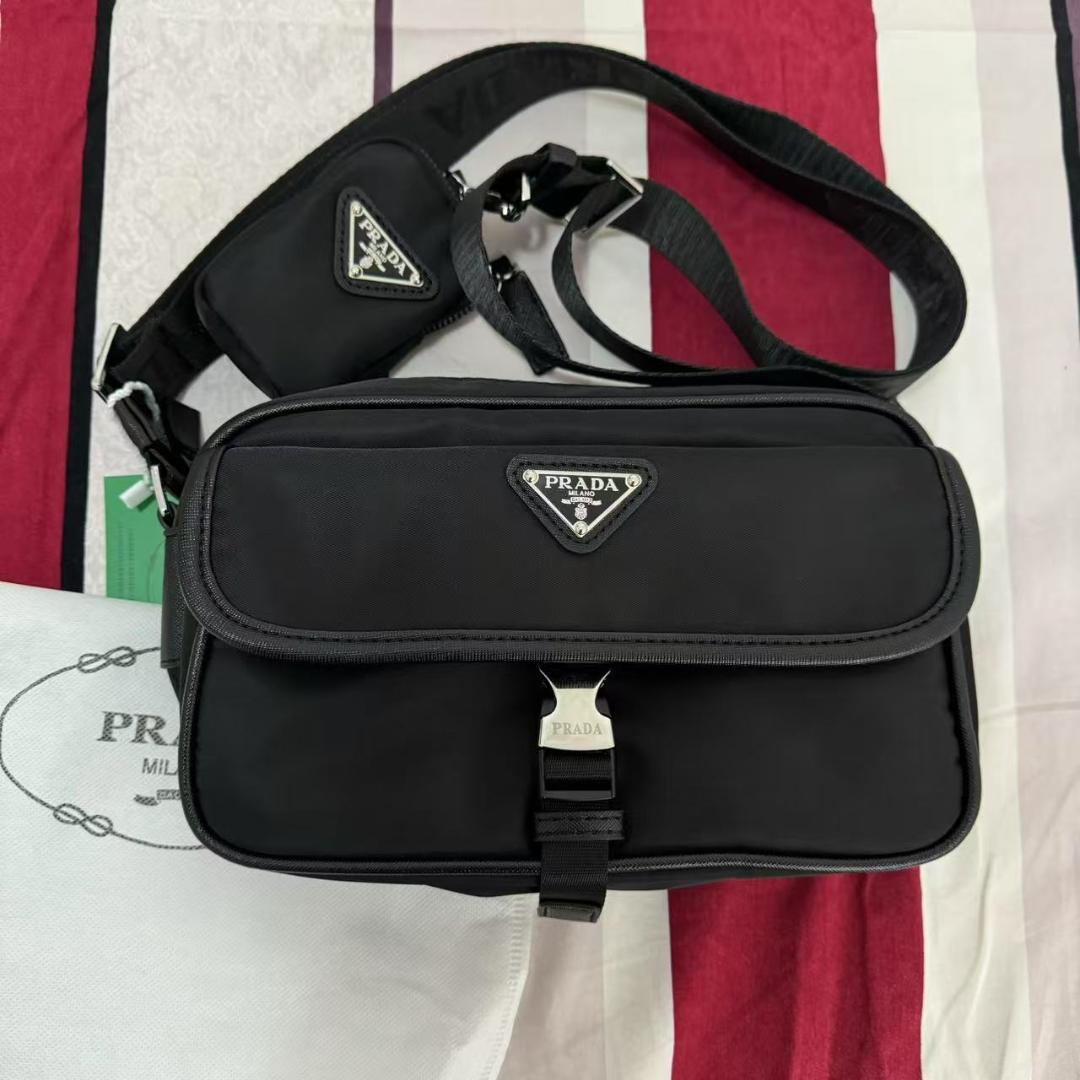 PRADA ブラック ショルダーバッグ