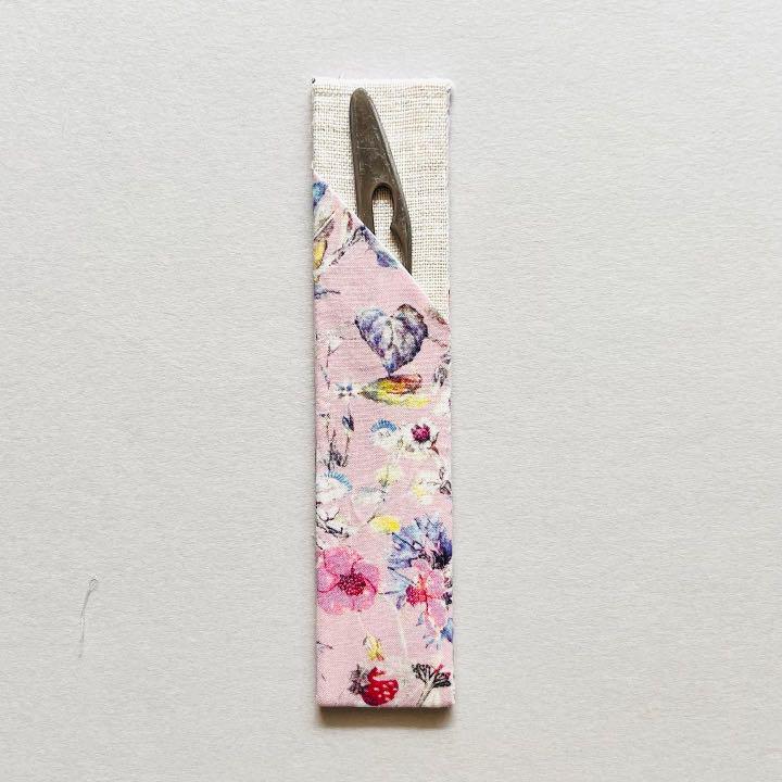 リバティの菓子切り入れ