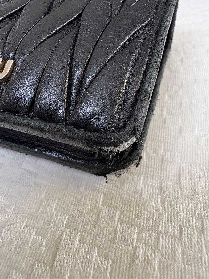 MIU MIU ブラックレザー 二つ折り財布 miu miu ブラックレザー 二つ折り財布