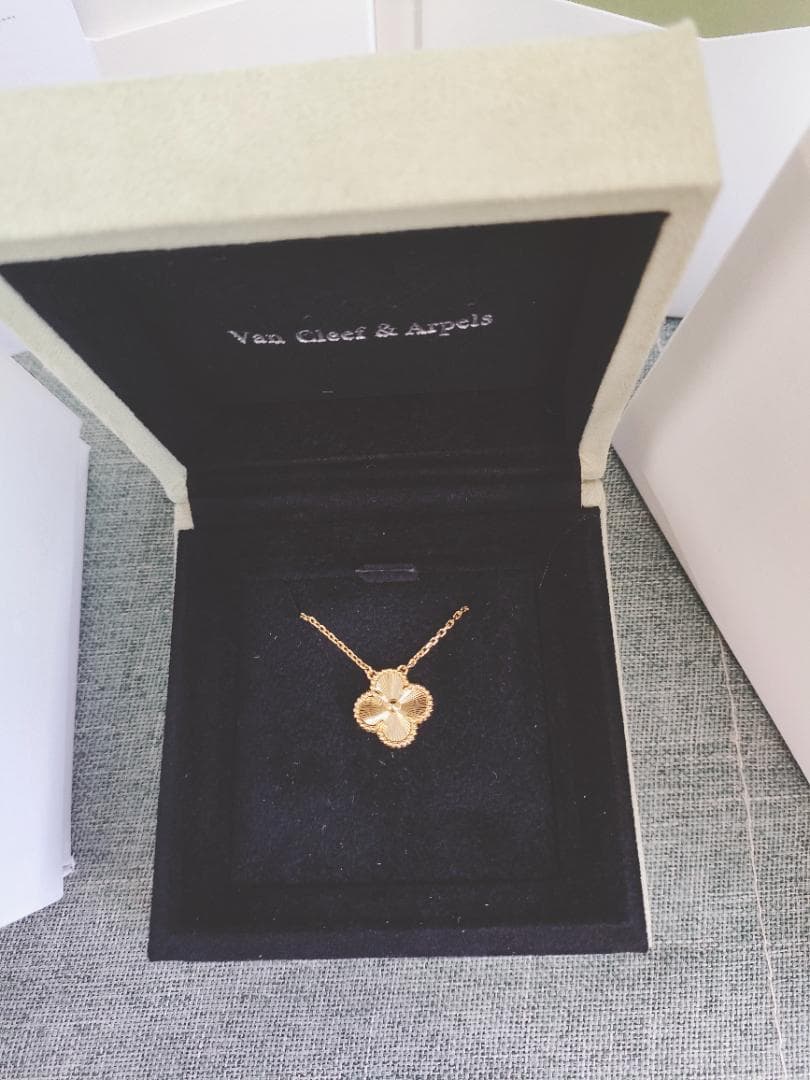 ア‌﻿ル‌﻿ハ‌﻿ン‌﻿ブ‌﻿ラ‌﻿ ‌﻿ネ‌﻿ッ‌﻿ク‌﻿レ‌﻿ス