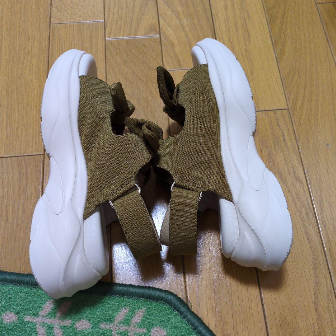 ベイクルーズオリーブ色リボン付きフラットサンダル