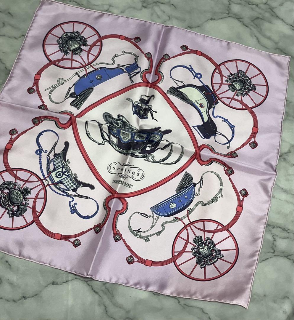 【未使用保管品】HERMES エルメス プチカレ スカーフ 生涯の友人 ピンク系 未使用 HERMES エルメス SPRINGS プチカレ シルク スカーフ