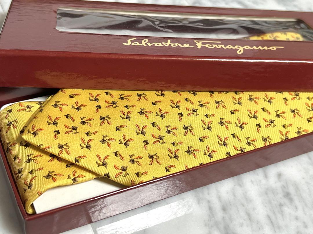 【新品箱付き】 Ferragamo イタリア製 イエロー系 カブ柄 総柄