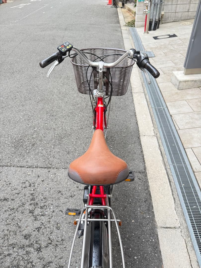 赤い電動アシスト自転車 前バスケット付きやや傷や汚れあり