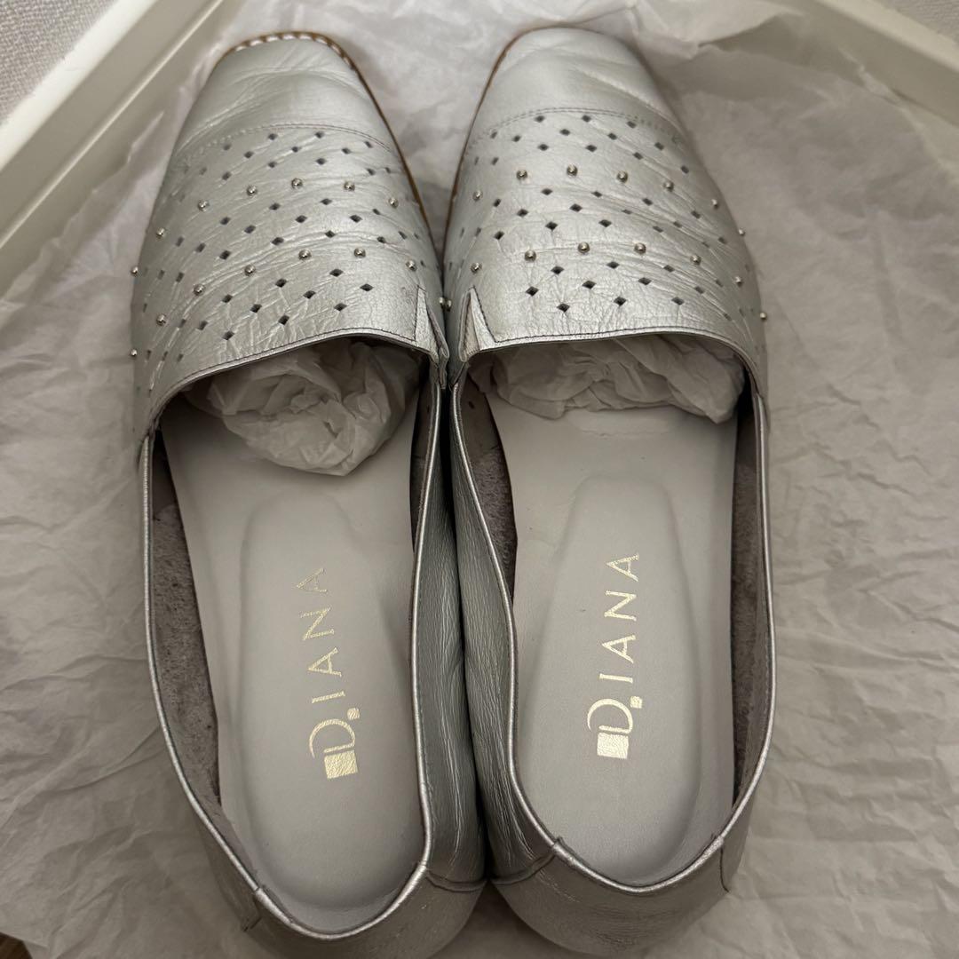 【送料込】 美品・匿名配送】diana シルバー シュリンクメタリックスムース 靴
