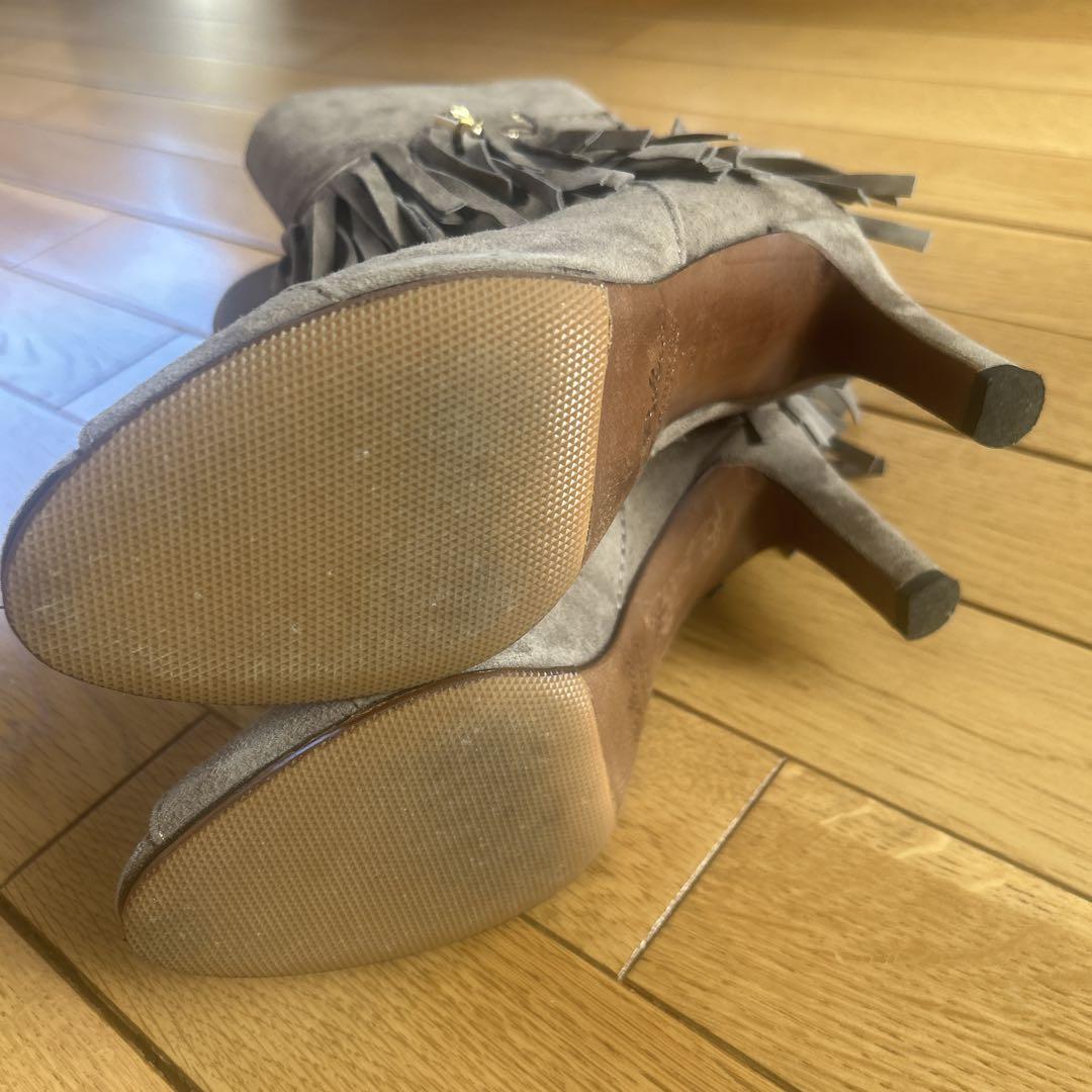 フリンジ付きグレーオープントゥブーツ