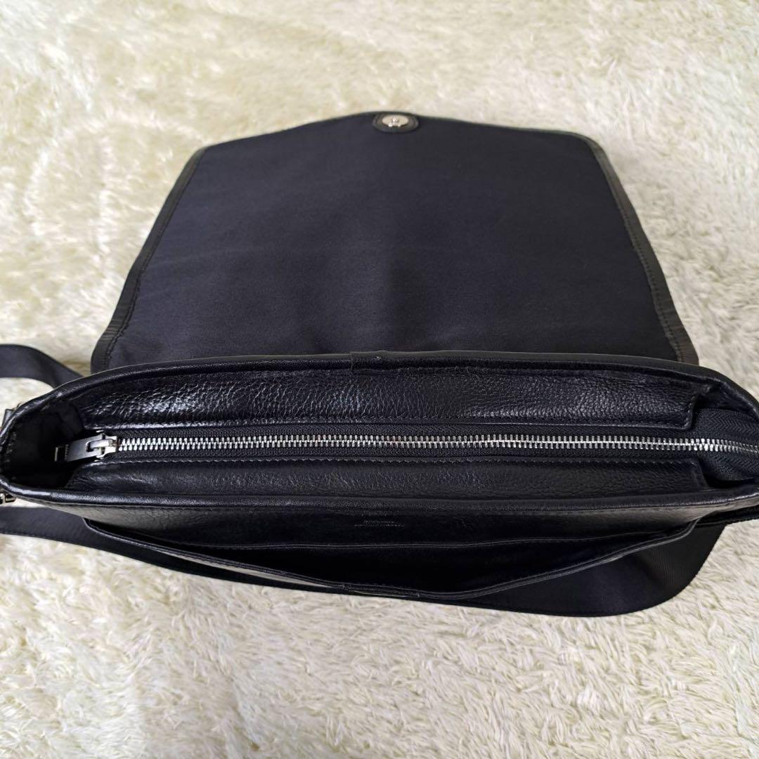 極美品　SEEKAER メッセンジャーバッグ　レザー　ブラック