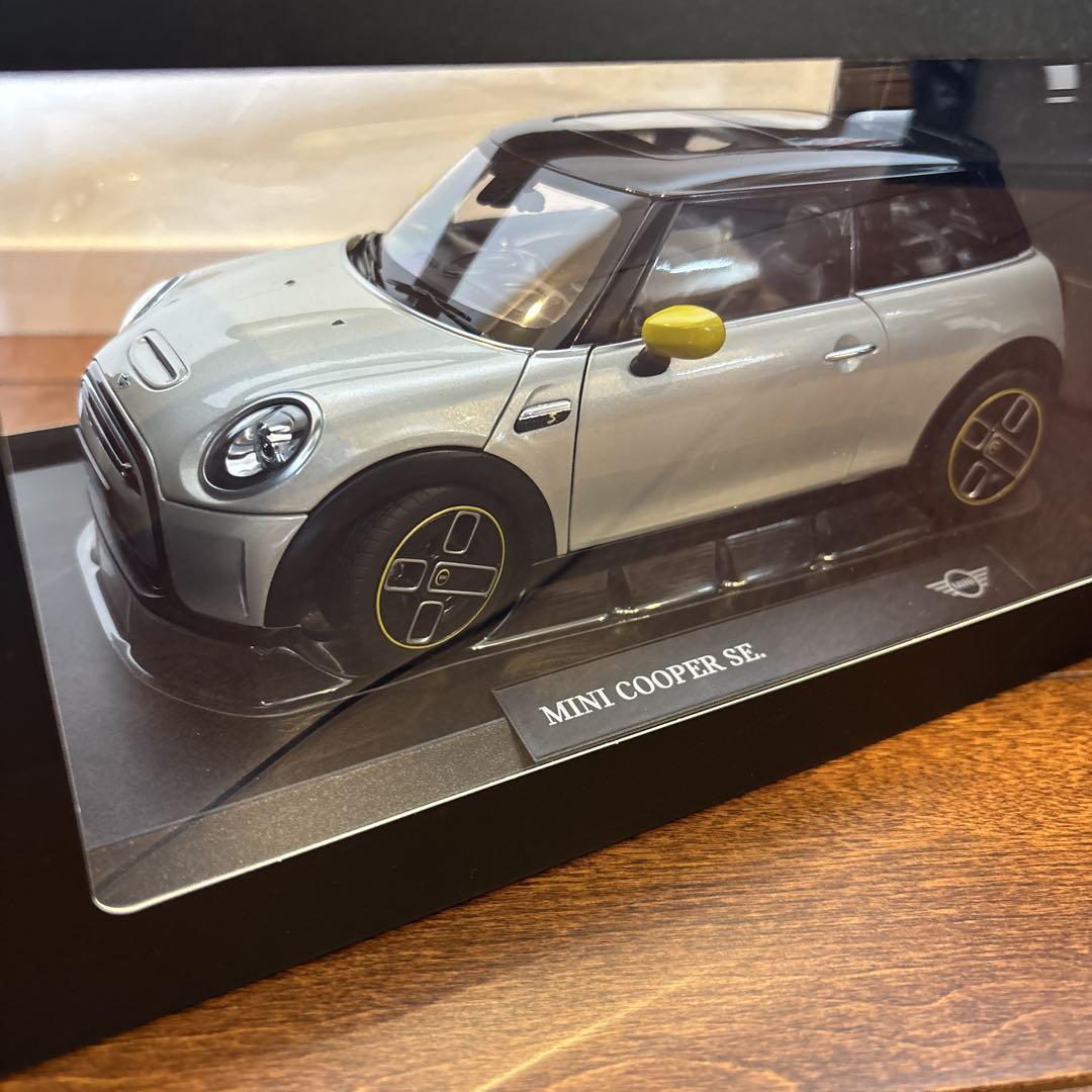 MINI COOPER SE ミニカー　1/18