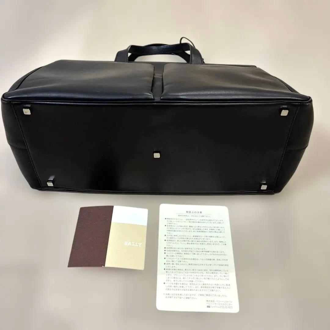 バリー　ショルダーストラップ付きトートバッグ