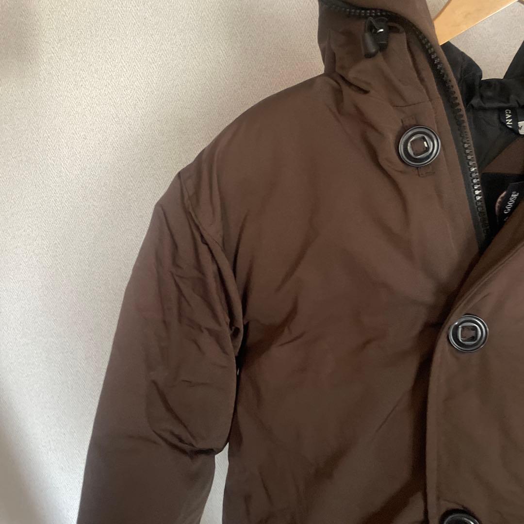 カナダグースブラウン ダウンジャケット ボタン留め フード付き カナダグースブラウン ダウンジャケット ボタン留め フード付き