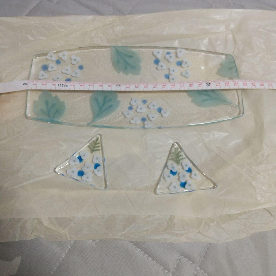 新品 沖知江子 ガラス 長方形皿 箸置き 青い葉と白い花 植物紋