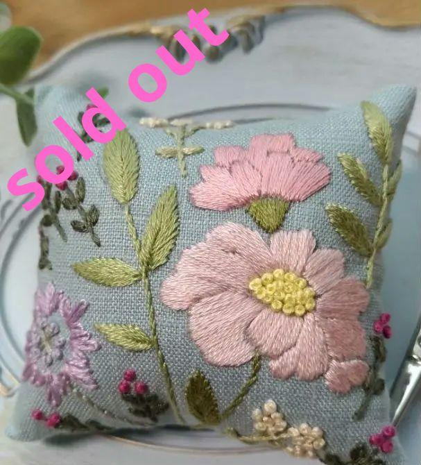 花柄手刺繍ハンドメイドピンクッション 　リネン100％　春の庭　アイスグリーン