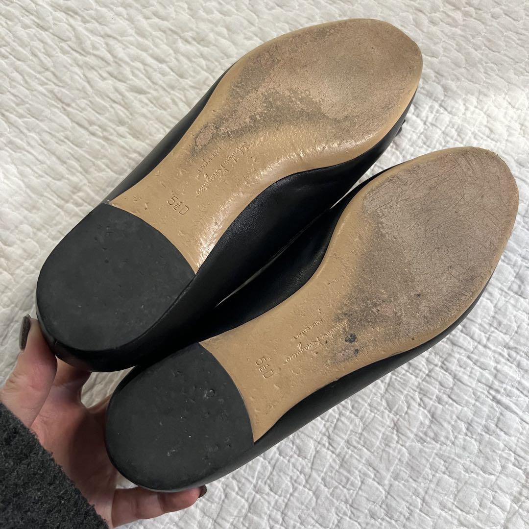 美品SalvatoreFerragamo VARINA LUX フラットシューズ